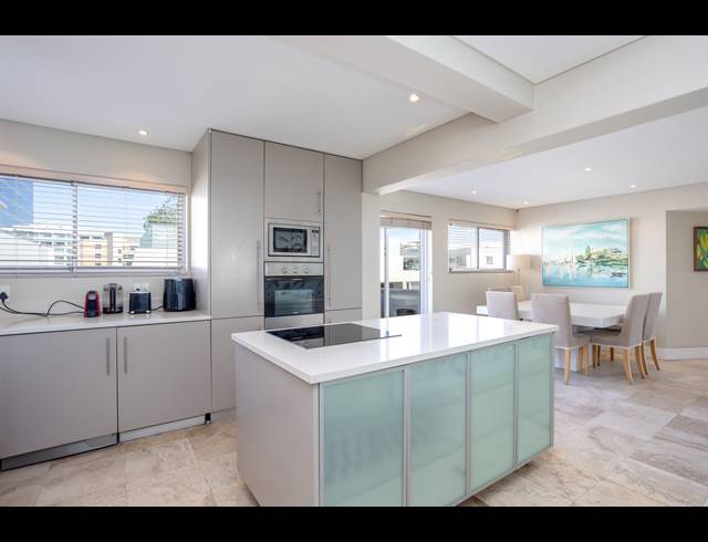 3 BEDROOM APARTMENT TO LET IN SEA POINT